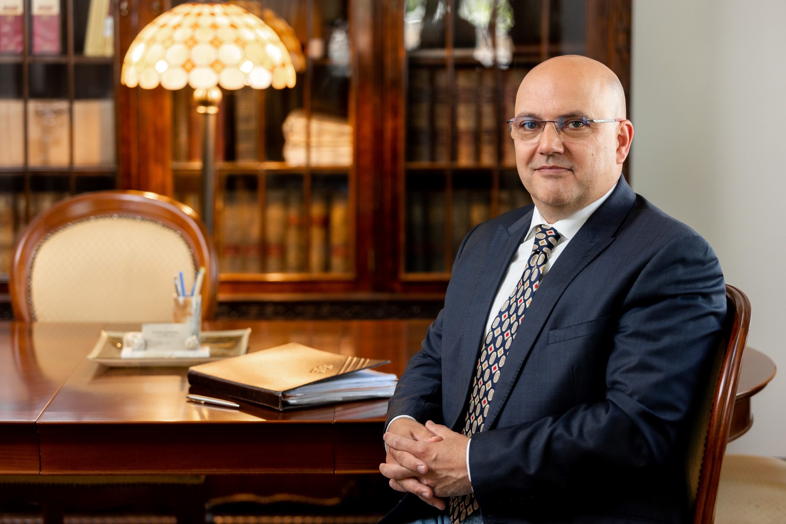 PH2_1223_Botond_asztal_mellett