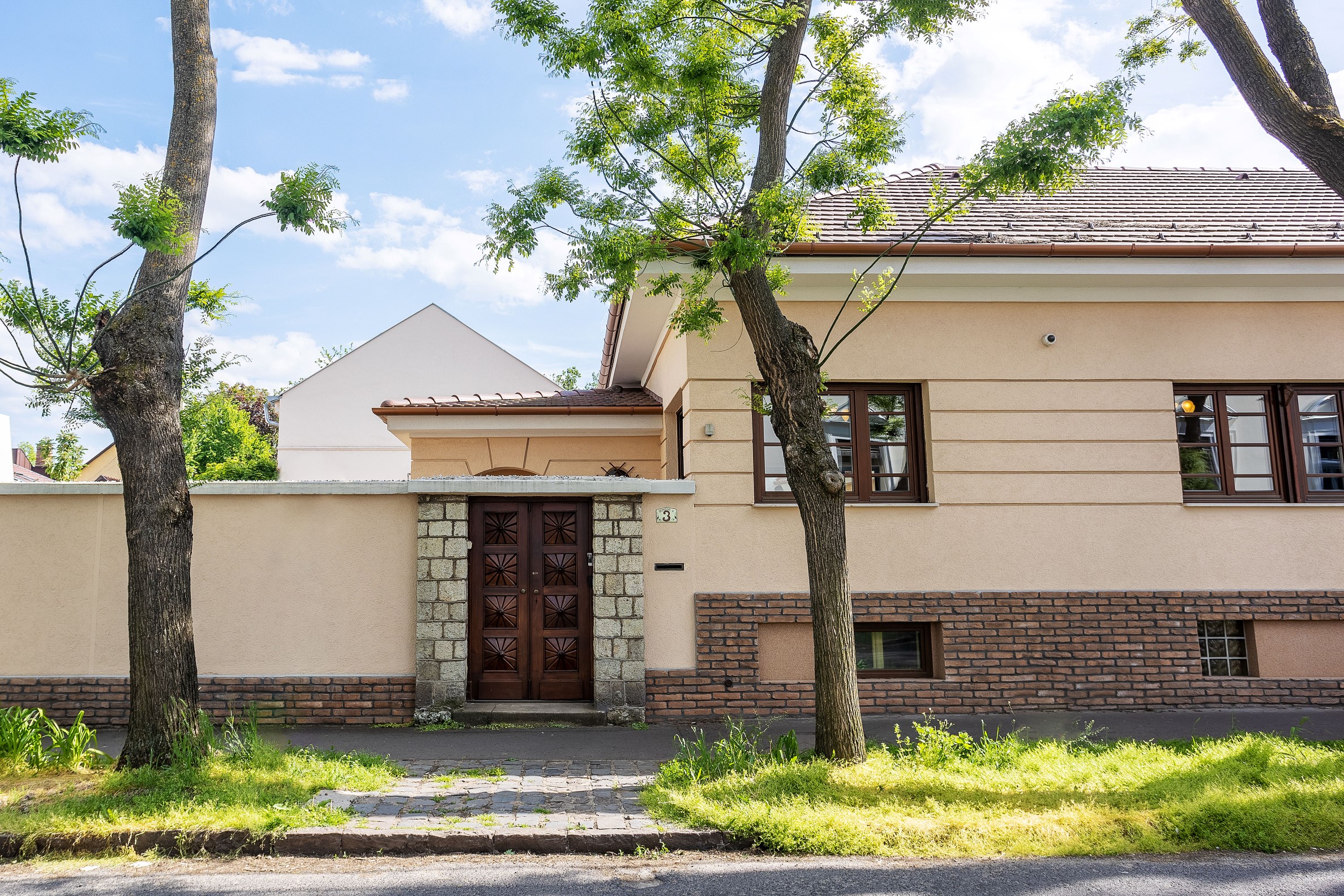 PH2_1459-HDR-Edit_Iroda_utcafront